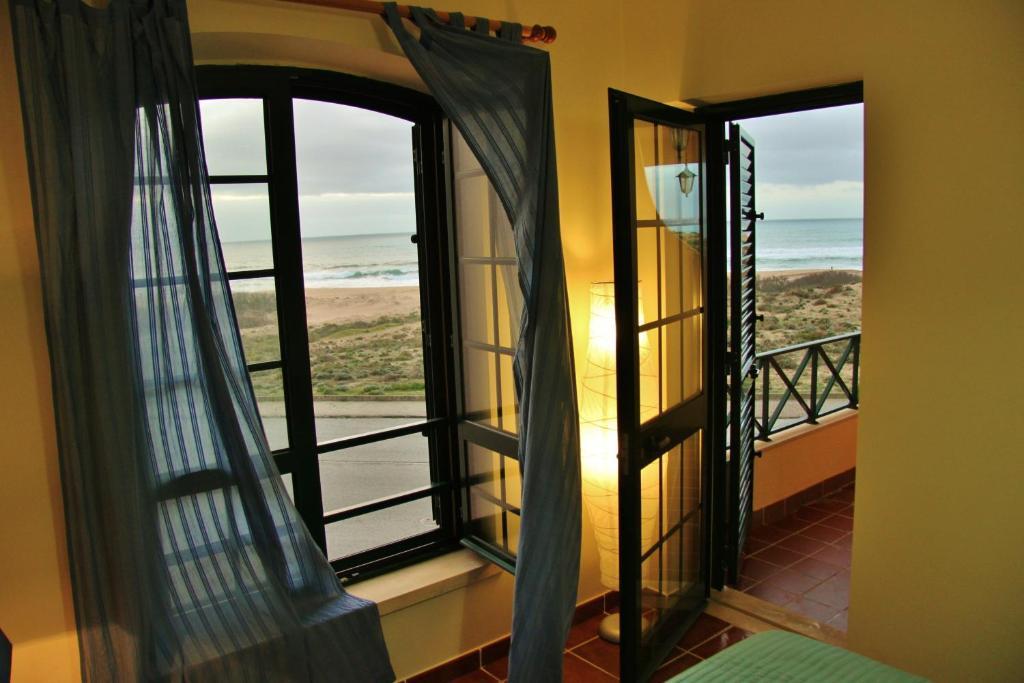 Supertubos Hostel Atouguia Da Baleia